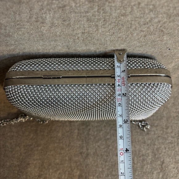 JESSICA MCCLINTOCK Elegant Silver Beaded Crossbody Clutch Bag with Chain Strap - Picture 5 of 8
